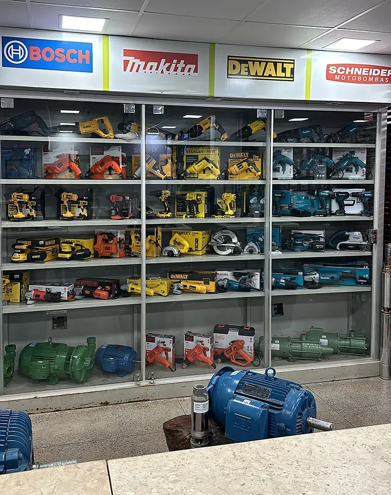 Vitrine com ferramentas Bosch, Makita, DeWalt e Schneider na Colombo Motores