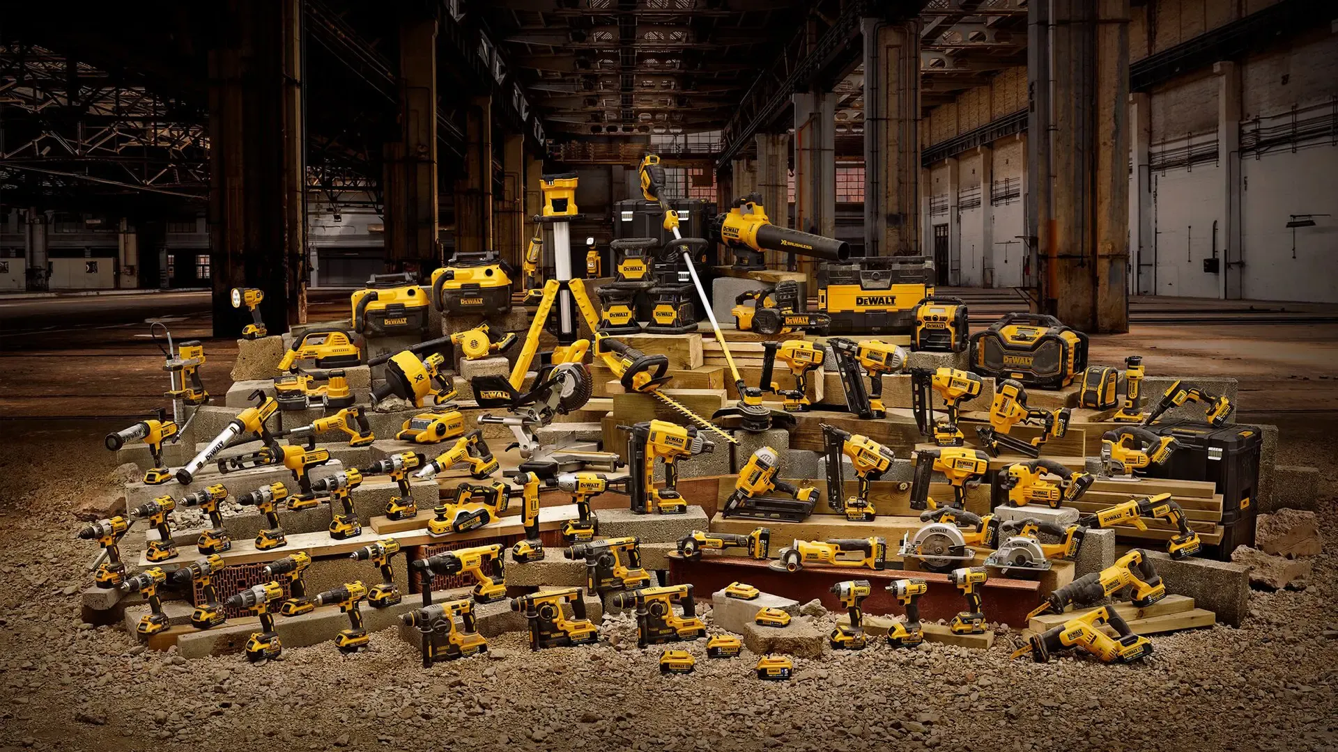 Conserto DeWalt no DF: ferramentas elétricas DeWalt na bancada da Colombo Motores