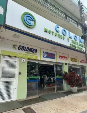 Bancada da Colombo Motores com motores e bombas d'água em conserto