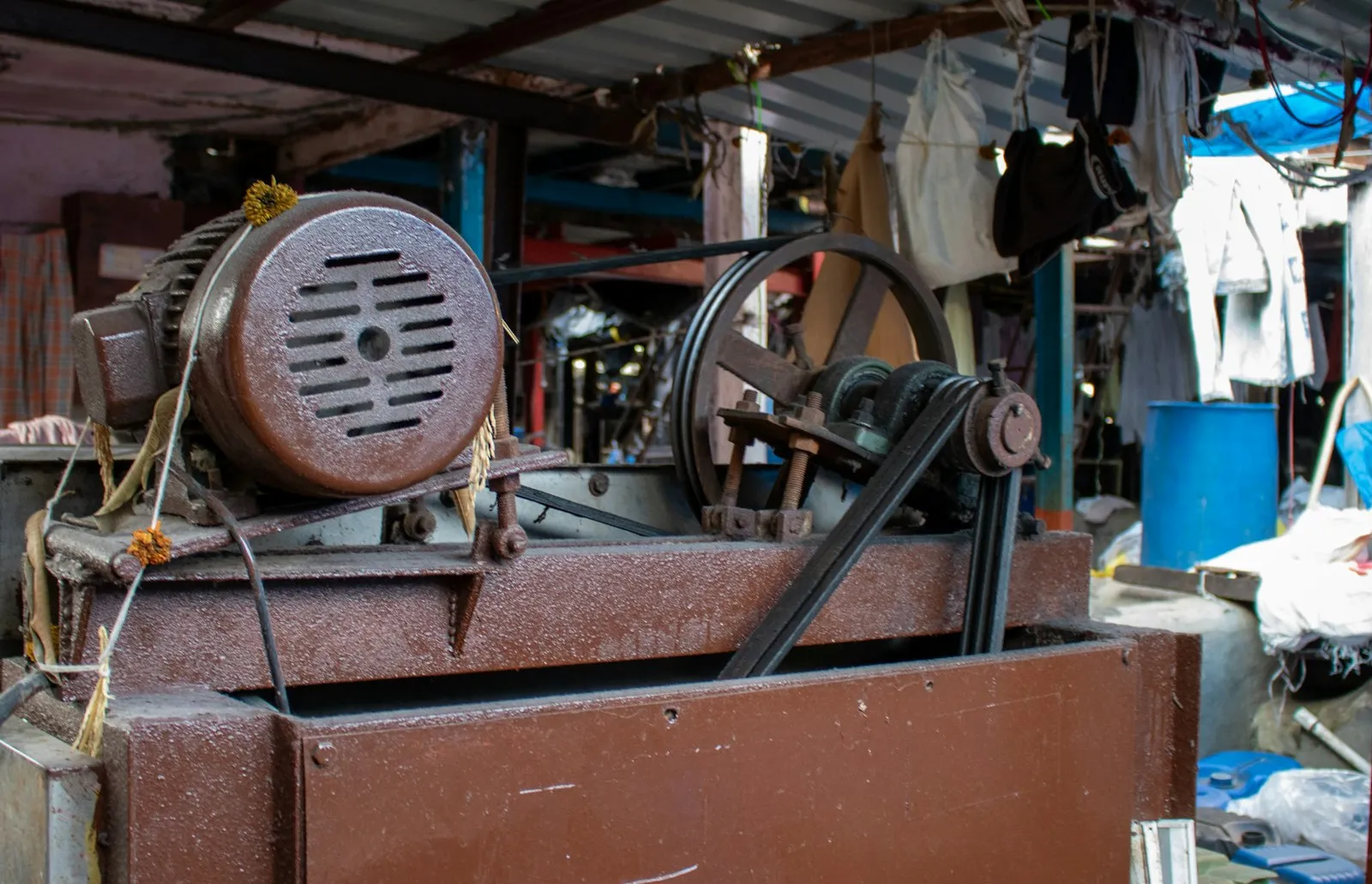 Motor elétrico antigo com polia e correia de transmissão