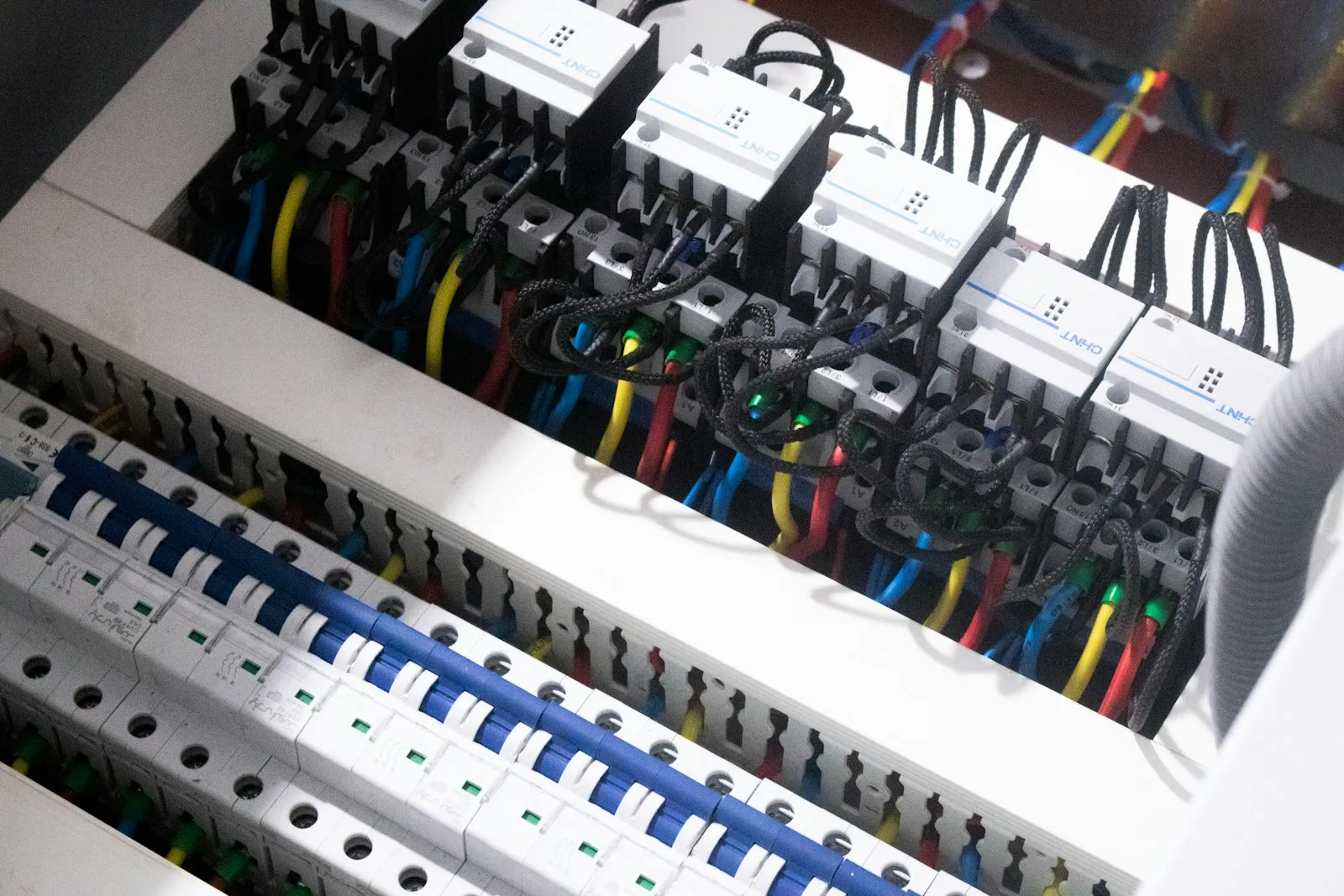Montagem de caixa de comando para bombas e motores Quadro elétrico de comando com disjuntores e fiação organizada